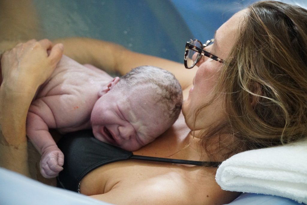 newborn-baby-on-moms-chest-waterbirth