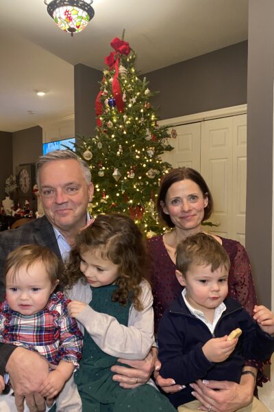 Warren_and_Lisa_Lederer_with_grandchildren