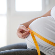 pregnant-woman-measuring-belly-circumference