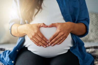 pregnant-mom-making-heart-over-her-belly
