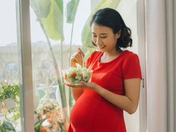 Young-pregnant-woman-eating-a-salad
