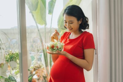 Young-pregnant-woman-eating-a-salad