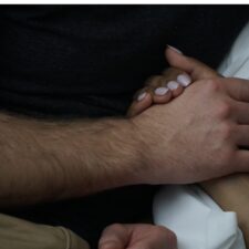 couple-holding-hands-during-childbirth