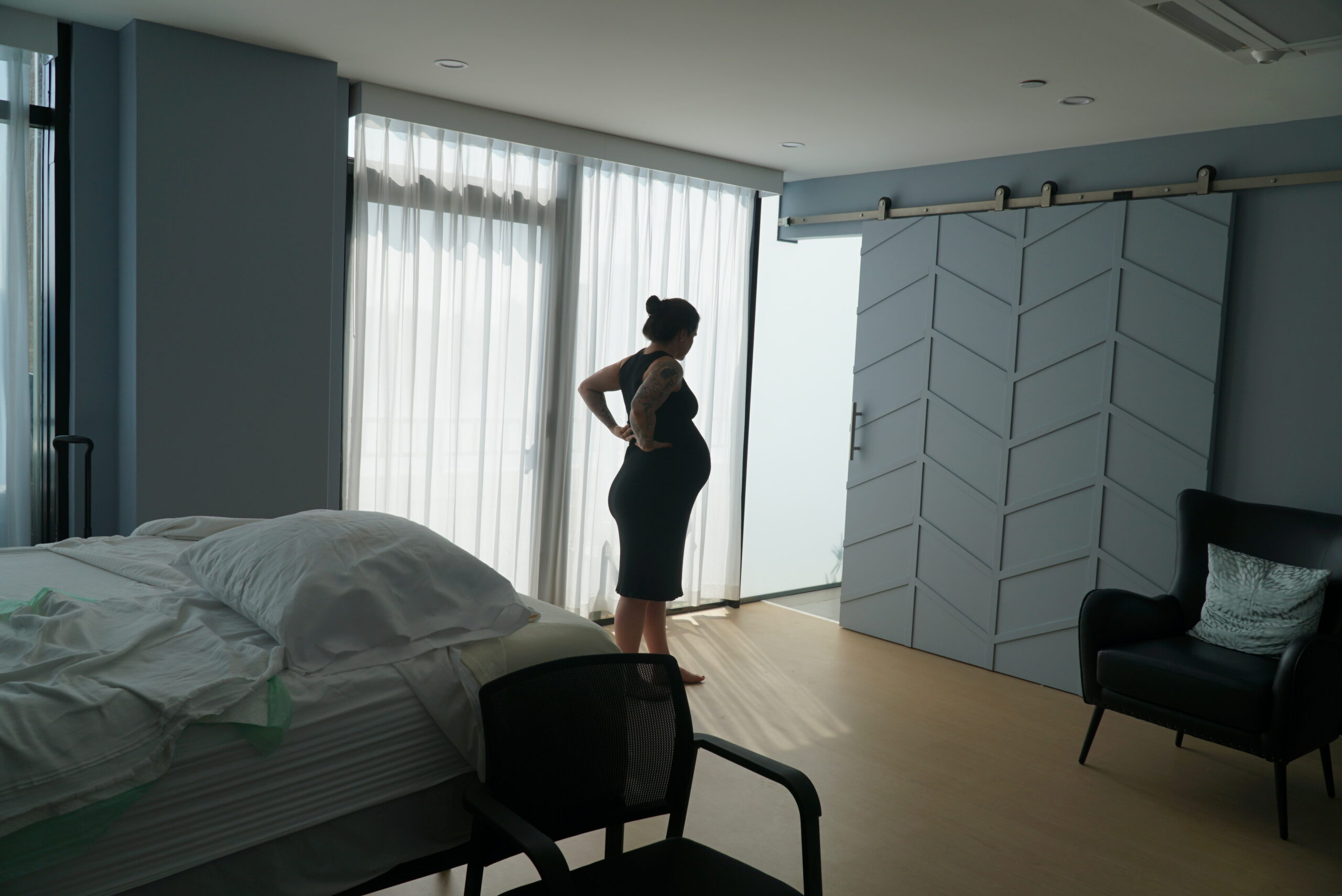 woman-in-labor-at-a-birth-center